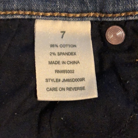 Mudd, stretch denim jean shorts w/destruction & cuffed btm - junior size 7 - Picture 4 of 11